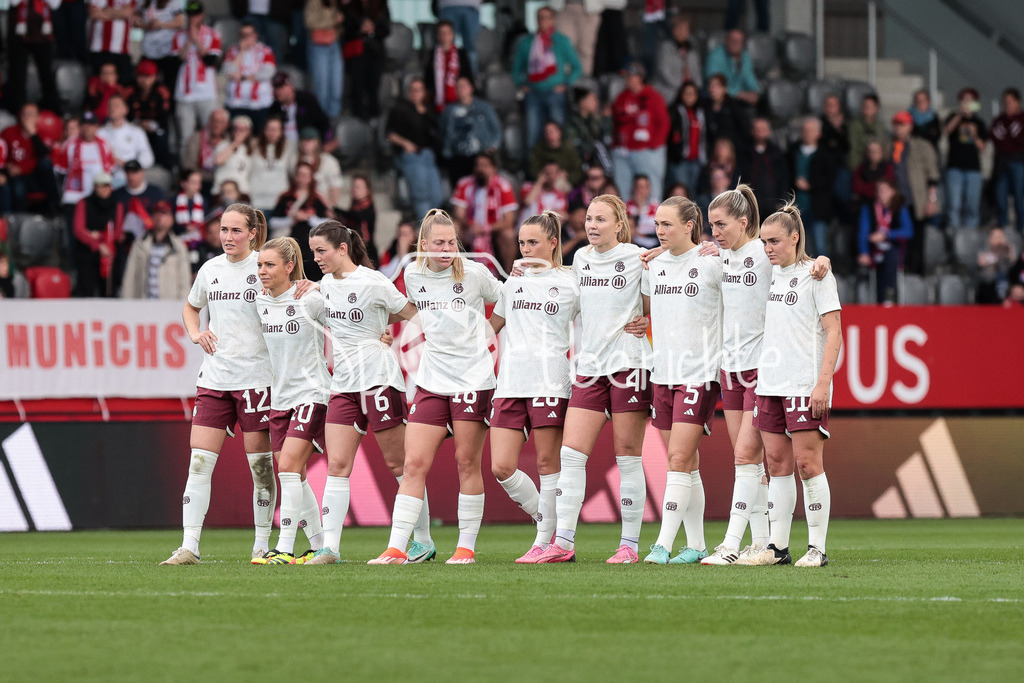FC Bayern München Damen - Eintracht Frankfurt Damen | Die Spielerinnen des FC Bayern zusammen beim Elfmeterschiessen im Halbfinale gegen Frankfurt