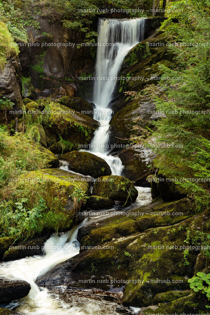 Flowing | Smooth flowing water of a stream with waterfall - Realisiert mit Pictrs.com