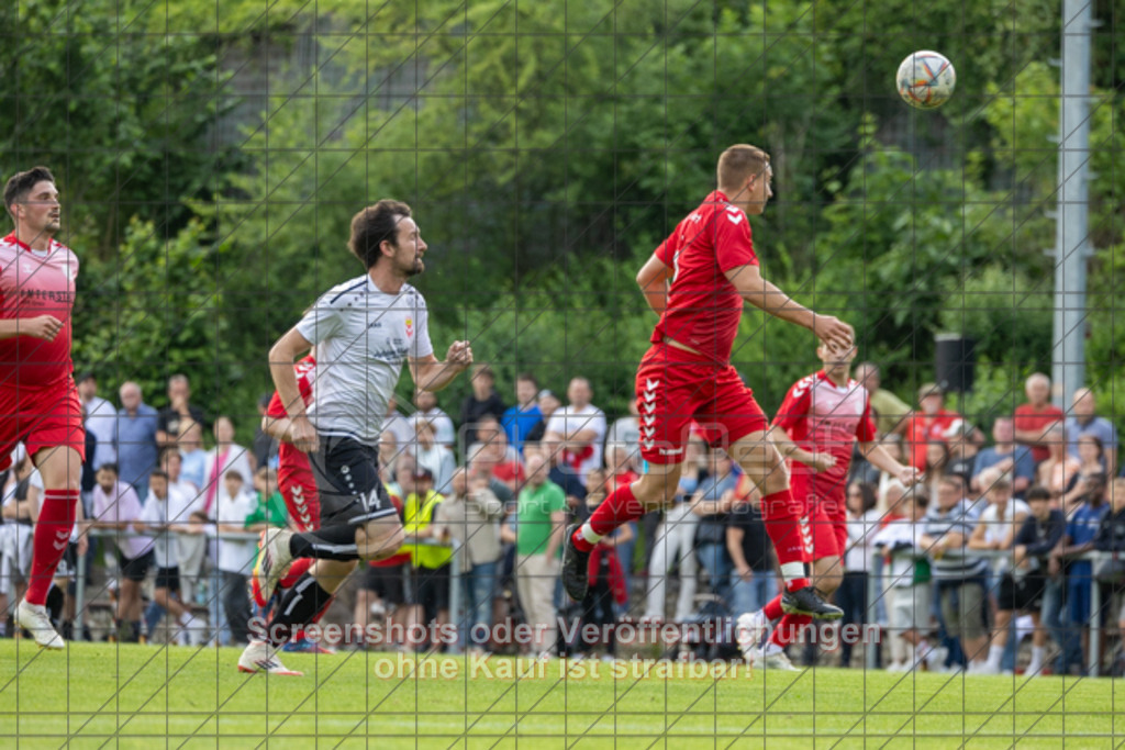20250616_183914_0234 | #,  TV Eybach (weiß) vs. 1.FC Donzdorf II (rot), Fussball, Entscheidungsspiel 3 in Kreisliga A3 - Bezirk Neckar/Fils, Saison 2024/2025, Rasensportplatz, Staufenecker Str. 41, 73084 Salach, 16.06.2025 - 18:30 Uhr,Foto: PhotoPeet-Sportfotografie/Peter Harich