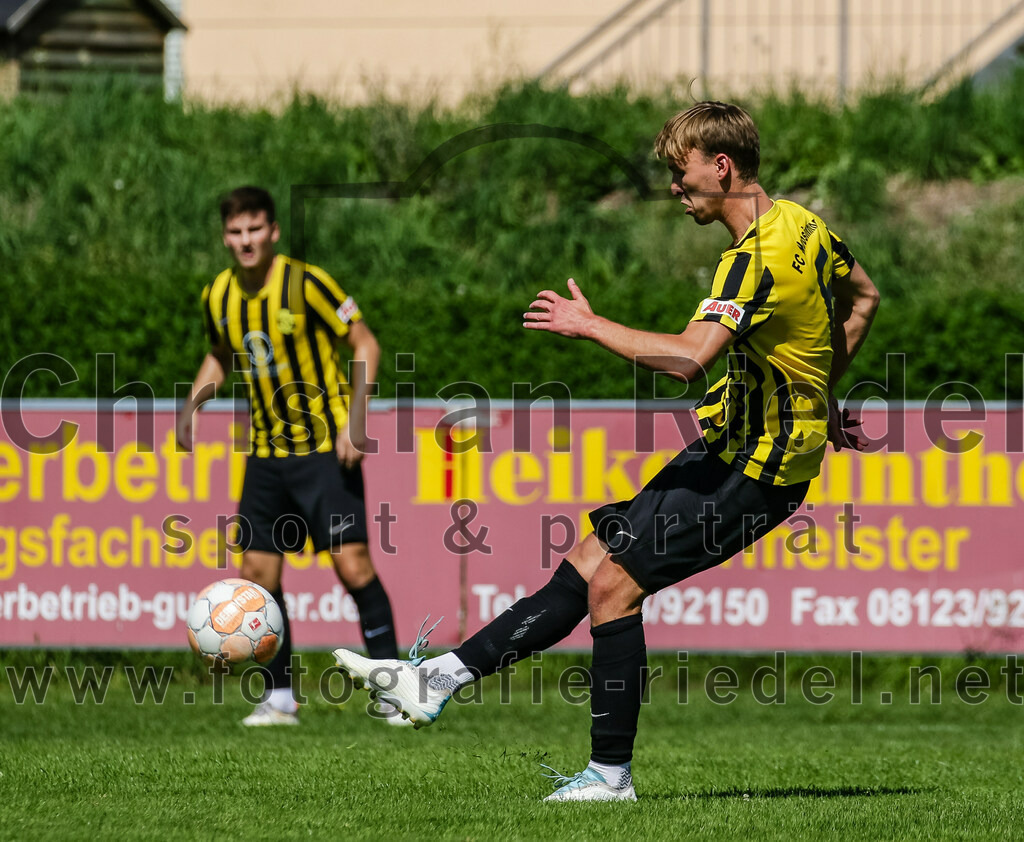 2023-08-19_028_FC_Moosinning_gegen_SV_Reichertsheim | Moosinning, Deutschland, 19.08.2023:
Fußball, Bezirksliga Oberbayern Ost 2023 / 2024, 5. Spieltag, FC Moosinning gegen SV Reichertsheim, Endergebnis: 0:4

Bastian Lanzinger (FC Moosinning, #6)

Foto: Christian Riedel / fotografie-riedel.net