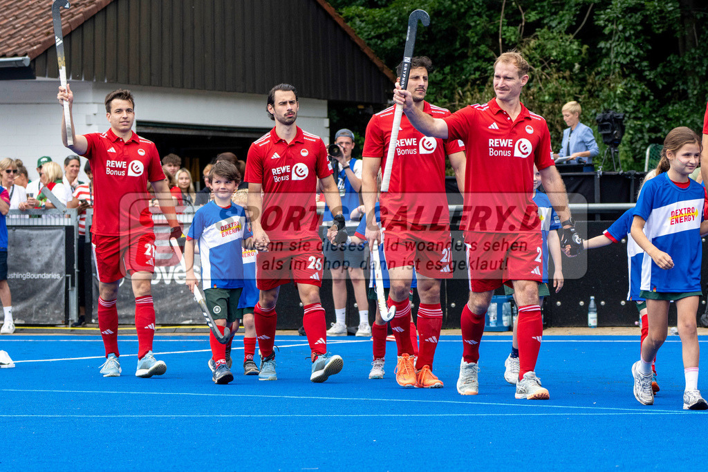 Final4_20250601-1333-HK108508 | Krefeld, Deutschland, 01.06.2025:  Feldhockey Final4 2025 – „Deutsche Feldhockey-Meisterschaften 2025“ Crefelder HTC - Rot-Weiss Köln (Finale Herren) im Gerd-Wellen-Hockeyanlage am 01.06.2025 in Krefeld, Deutschland. (Foto von Kramhöller/Fehrmann/Kaste)Krefeld, Germany, 01.06.2025: Feldhockey Final4 2025 – „Deutsche Feldhockey-Meisterschaften 2025“ Harvestehuder HTC - Düsseldorfer HC (Finale Damen) in Gerd-Wellen-Hockeyanlage at 01.06.2025 in Krefeld, Deutschland. (Foto from Kramhöller/Fehrmann/Kaste)
