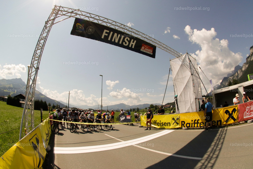 522_20230817_Bewerb_Maenner_Muehlanger | AUT - OESTERREICH, 2023-08-16: SPORT RENNRAD-FAHREN - 55. INTERNATIONALER RADWELTPOKAL IN ST. JOHANN IN TIROL  - Vintage-Radrennen mit WM-Bronze-Medaillen-Siegerin Christina Schweinberger, den Teilnehmer und Alexander Baumann (vom Orginastions-Team) - TAG 2 BEWERB MAENNER IN SECHS GRUPPEN  ; Foto: Roland Muehlanger