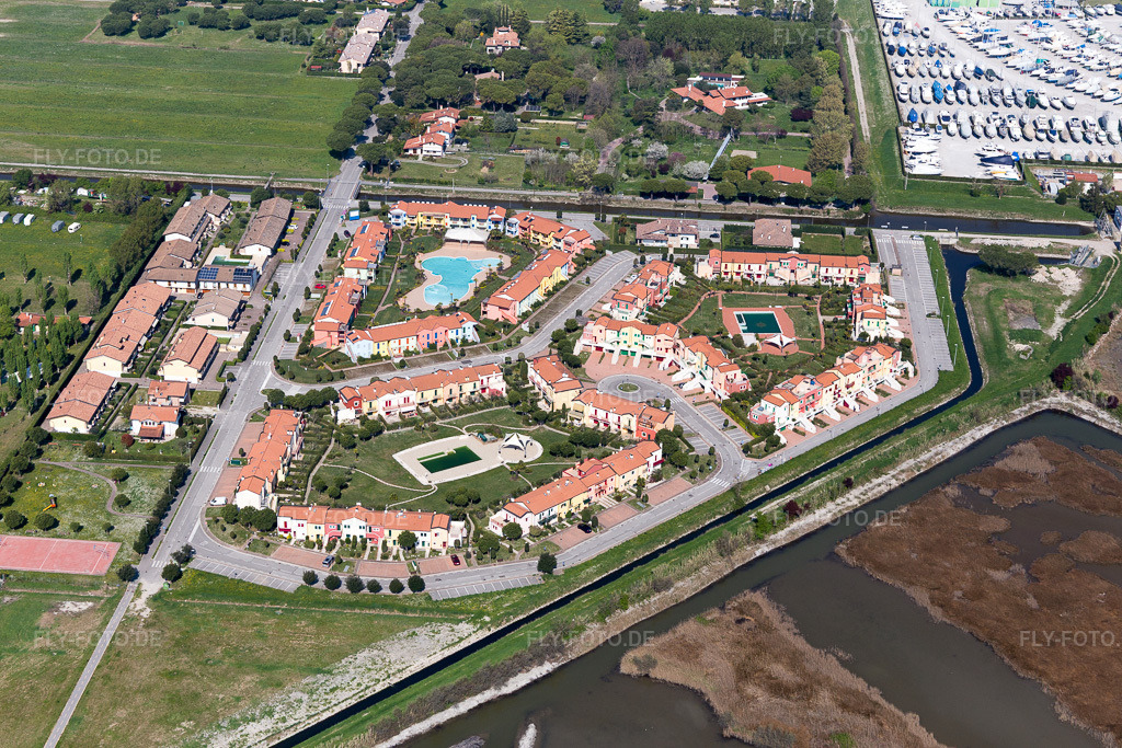 Luftbild: Yachthafen mit Sportboot- Anlegestellen und Bootsliegeplätzen am Uferbereich der Marina Punta Gabbiani Aprilia Marittima im Ortsteil Aprilia Marittima in Bevazzana im Ortsteil Bevazzana in Latisana im Bundesland Udine in Italien. – Foto: IMG_098124.jpg vom 03.04.2017 durch Werner Riehm/FLY-FOTO.de – Auflösung des Originals: 5472 x 3648 px
