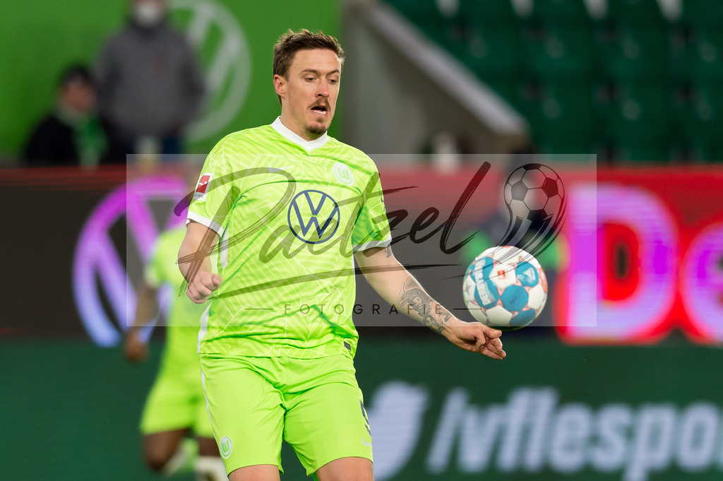 WOBFUE20220206_013 | Fussball, Herren: Max Kruse (VfL Wolfsburg) in Aktion, am Ball, Einzelaktion bei dem Spiel der 1. Bundesliga zwischen VfL Wolfsburg und SpVgg Greuther Fuerth in der Volkswagen Arena am 06.02.2022 in Wolfsburg, Deutschland.DFB / DFL REGULATIONS PROHIBIT ANY USE OF PHOTOGRAPHS AS IMAGE SEQUENCES AND/OR QUASI-VIDEO. - Realisiert mit Pictrs.com