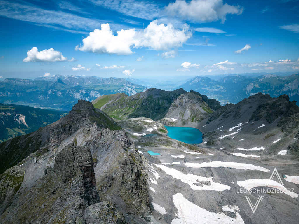 Fotografie_Leo_Schindzielorz_CH_Sommer_Pizol_20220626_DJI_0102_org | Atmosphärische Landschaftsbilder & Drohnenaufnahmen aus dem Allgäu, Tirol, Südtirol & der Schweiz – ideal für Leinwanddrucke & zur stilvollen Raumgestaltung. - Realisiert mit Pictrs.com
