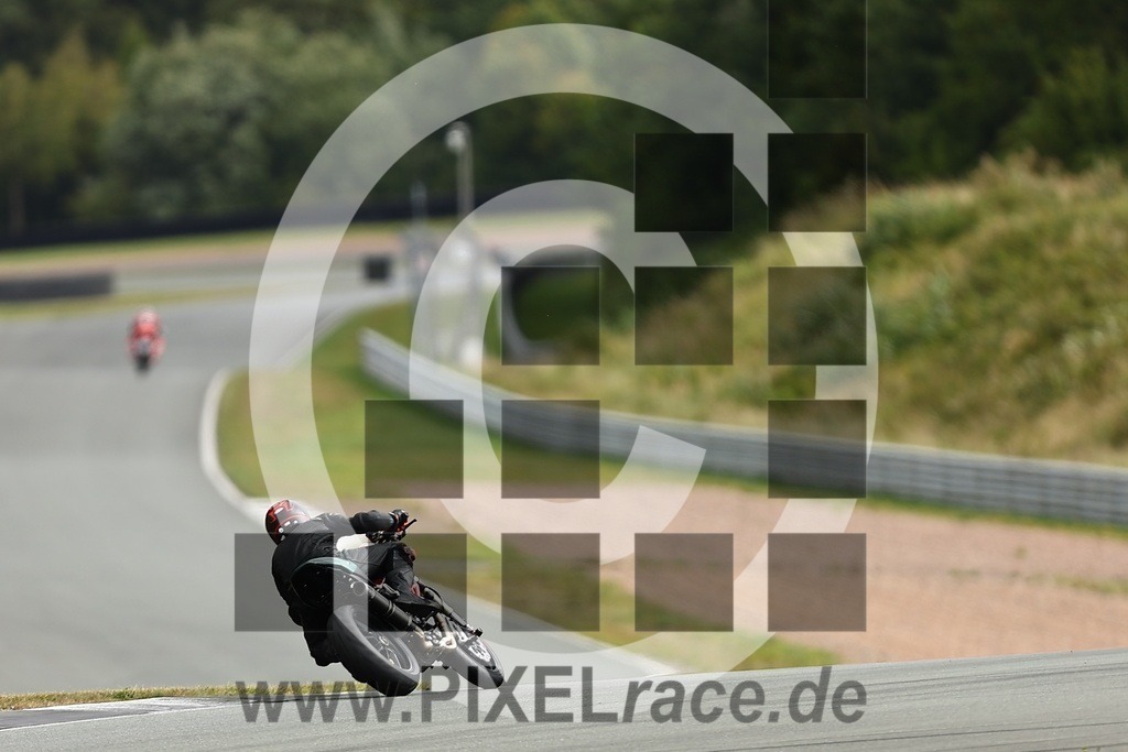 0189-20250916_03807 | Schöne Erinnerungen an spannende Momente - das festzuhalten ist unser Job. PIXELrace.de ist seit 2003 auf den Rennstrecken Europas unterwegs um die Action draußen beim Fahren und die wunderbare Stimmung imm Fahrerlager für euch einzufangen.