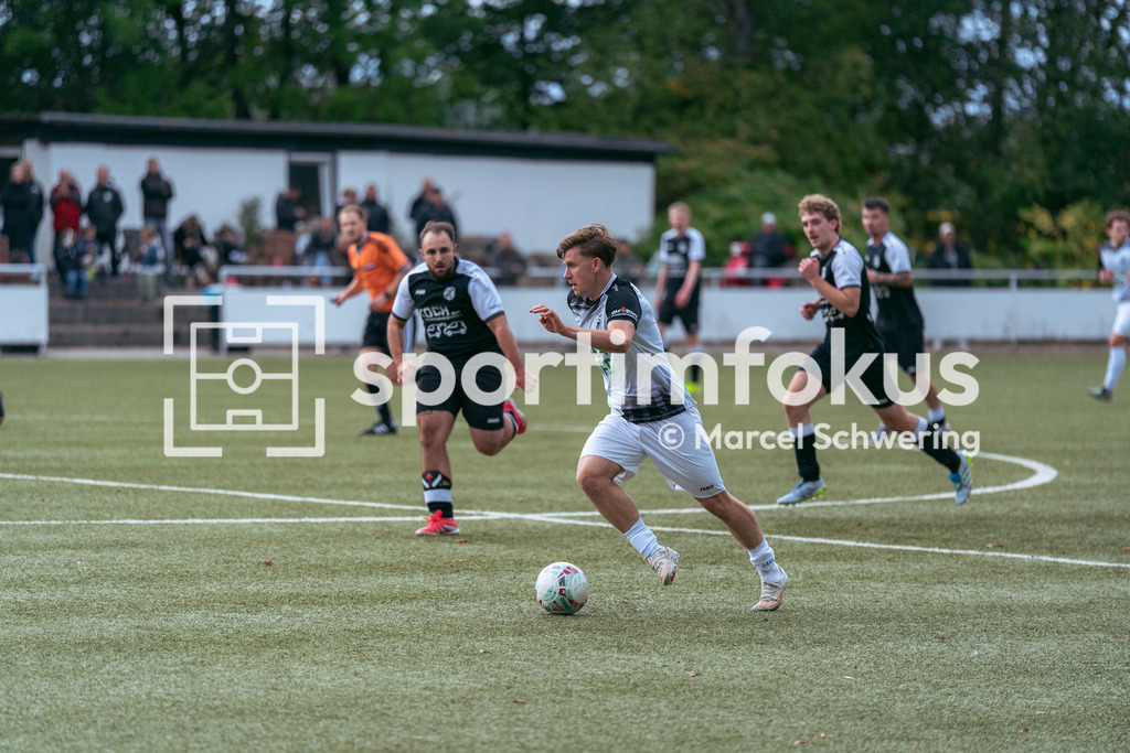TSV 05 Ronsdorf – SSV Bergisch Born II | Max Claudius Zymla (8, TSV 05 Ronsdorf) am Ball. Bezirksliga Niederrhein, Gruppe 2: TSV 05 Ronsdorf gegen SSV Bergisch Born II, Wuppertal, 11.10.2026. Endstand: 3:1. sportimfokus / Marcel Schwering - Realisiert mit Pictrs.com