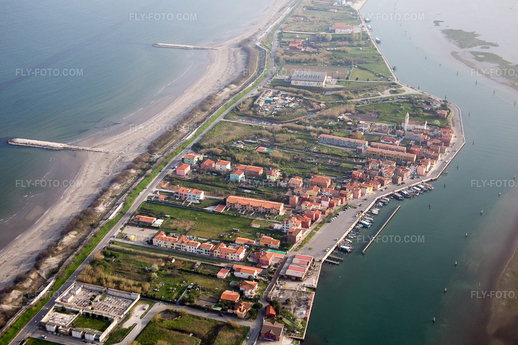 Aerial view: View of the town in San Pietro in Volta in the state Veneto, Italy.Photo: IMG_087542.jpg taken on 04/06/2016 by Werner Riehm/FLY-FOTO.comResolution of the original: 5472 x 3648 px