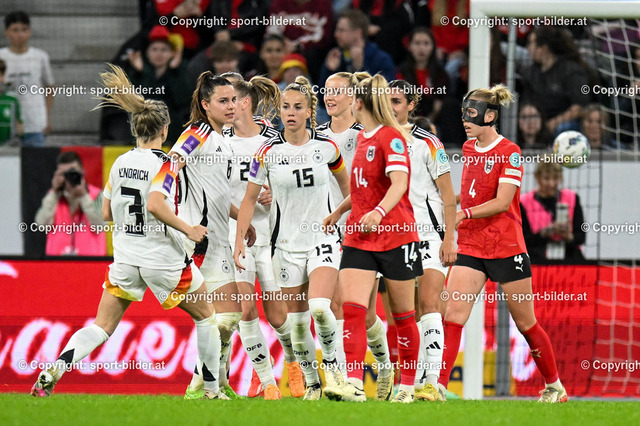 AUT, Fussball UEFA Frauen EM Qualifikation 2024-25 - Oesterreich vs Deutschland | 05.4.2024, Raiffeisen Arena Linz, AUT, UEFA Frauen EM Qualifikation 2024-25 - Oesterreich vs Deutschland, im Bild Jubel Spielerinnen DFB 


// UEFA Women's European Qualifiers 2024-25 Match between Austria and Germany in Linz, Austria on 2024/04/05