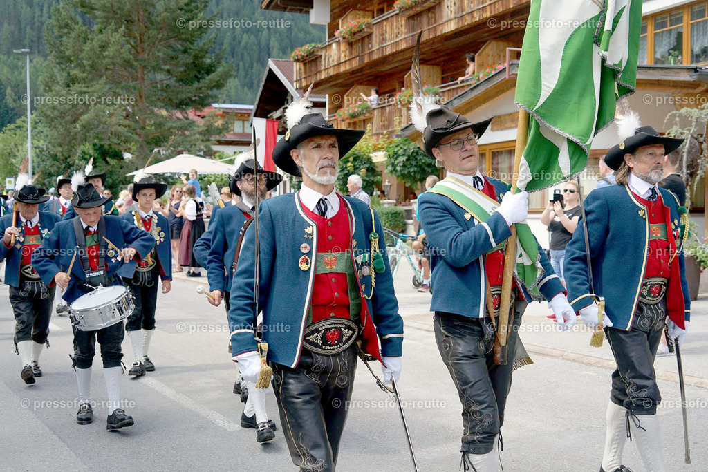 e18-news-2023-Juli23-Regimentsschuetzenfest3-Steeg-UMZUG_DORF-DSC07395 | Info aus dem Bezirk Reutte/Ausserfern Tirol sowie eine umfangreiche Bilddatenbank über die gesamte Region: Lechtal, Talkessel Reutte, Tannheimertal, Zwischentoren. Lech, Plansee, Zugspitze, Grenztunnel, B179, Fernpassstraße, Verkehr, Lawinen, Tradition, - Realisiert mit Pictrs.com