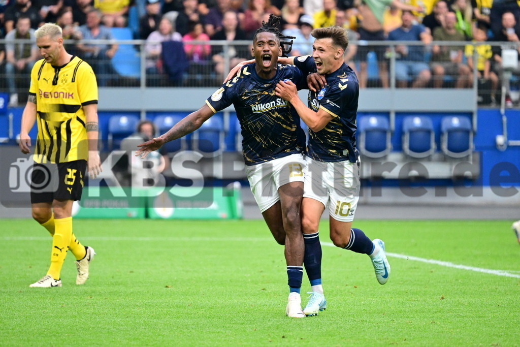 KBS Picture_PhoenixLuebeck-BorDortmund_014 | Phoenix Luebeck Torjubel zum 1:3 v.l. Suele Niklas (Borussia Dortmund) , Torschuetze Iloka Obinna (Phoenix Luebeck) , Stoever Jonathan (Phoenix Luebeck) ,Sportplatz :  Volksparkstadion, - Realisiert mit Pictrs.com