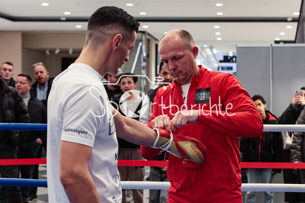 Profi - Box - Gala / Show Training | Robin KRASNIQI in Aktion beim Showtraining in Muenchen (links) mit seinem Trainer Juergen BRAEHMER