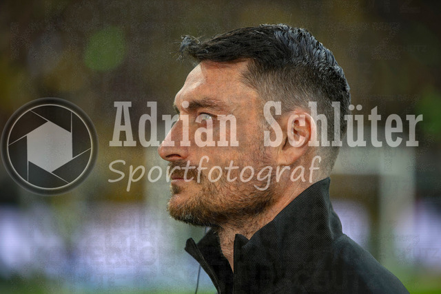 08.05.2026, GER, Fussball, Herren, 1. BL, Saison 2025/2026, Borussia Dortmund - Eintracht Frankfurt | Trainer Albert Riera (SGE) schaut