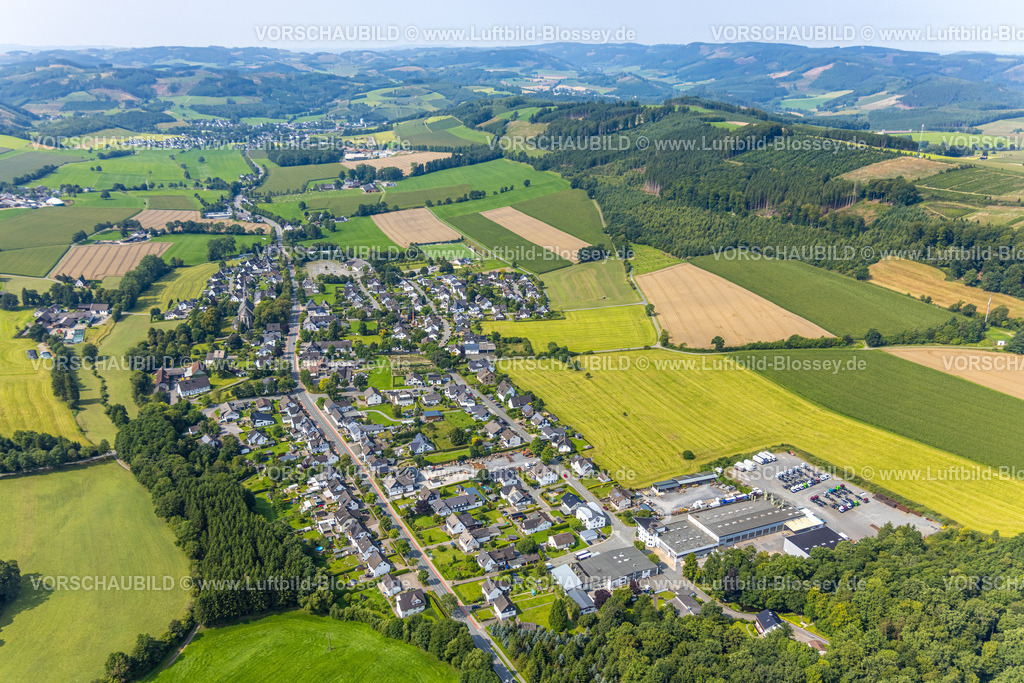 Meschede250807129 | Luftbild, Wohngebiet Ortsansicht Ortsteil Reiste, Wiesen und Felder und Fernsicht mit Hügellandschaft, Reiste, Eslohe, Sauerland, Nordrhein-Westfalen, Deutschland