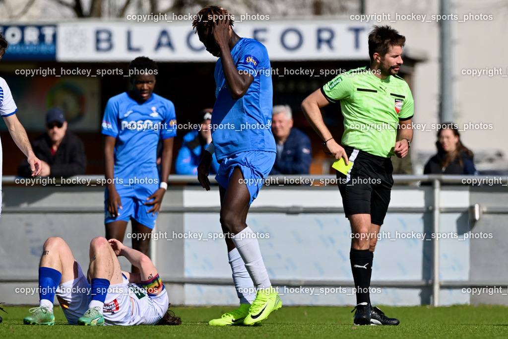 SAK vs. Dellach Gail | #23 Maximilian Wastian Dellach Gail, #8 Issa Diakite SAK, Jürgen Hartenberger Referee, gelbe Karte, SAK vs. Dellach Gail, SAK vs. Dellach Gail am 22.03.2025 in Klagenfurt (Sportpark Welzenegg), Austria, (Photo by Bernd Stefan)