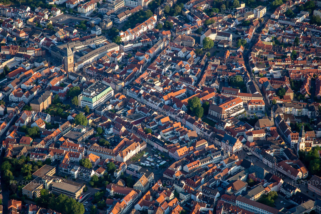 Luftbild: Maximilianstraße in Speyer im Bundesland Rheinland-Pfalz in Deutschland. Foto: IMG_136828.jpg vom 24.06.2023 durch Werner Riehm/FLY-FOTO.de