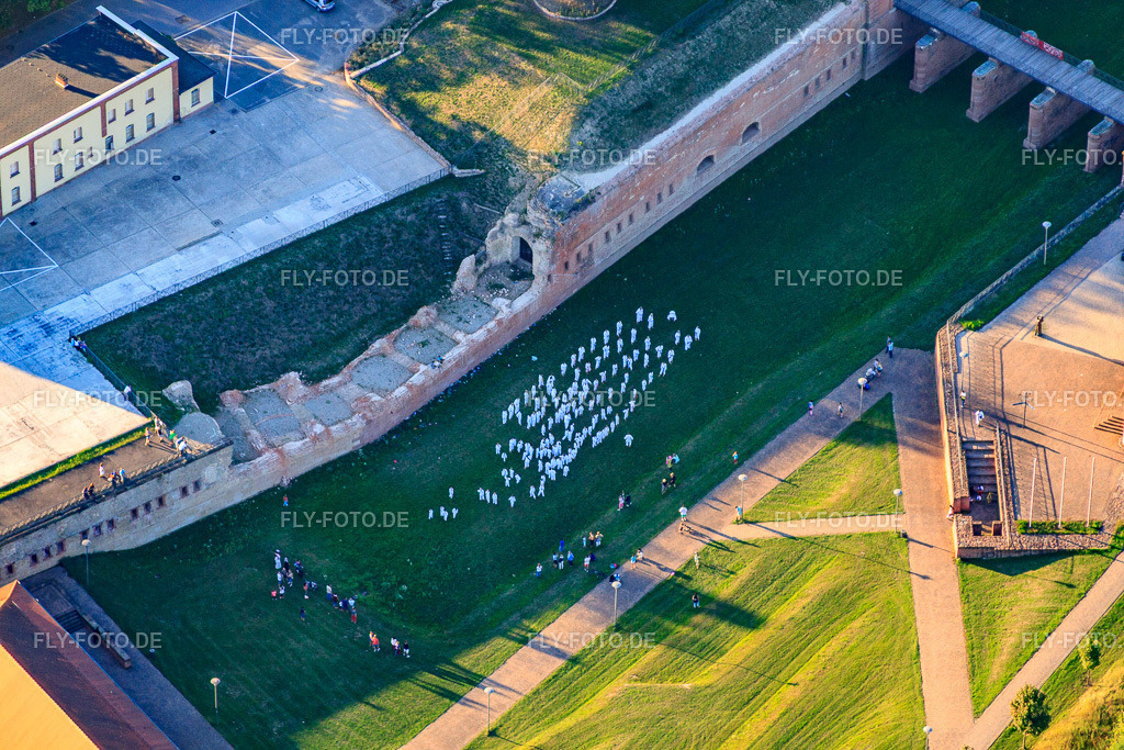Stadtpark Fronte Lamotte Grabenwehr http://www.germersheim.eu/ | Luftbild: Stadtpark Fronte Lamotte Grabenwehr http://www.germersheim.eu/ in Germersheim im Bundesland Rheinland-Pfalz in Deutschland. Foto: IMG_59656.jpg vom 04.09.2013 durch Werner Riehm/FLY-FOTO.de - Realisiert mit Pictrs.com