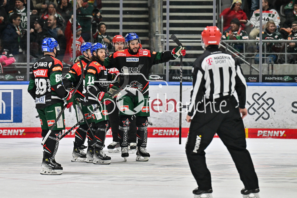 Augsburger Panther - Adler Mannheim | Jubel der Panther nach dem Treffer zum 1-3 durch Riley McCOURT (Augsburger Panther #72) / Freude / Happy / Tor / Torschuetze / DEL: Augsburger Panther - Adler Mannheim, Curt Frenzel Stadion am 26.12.2024