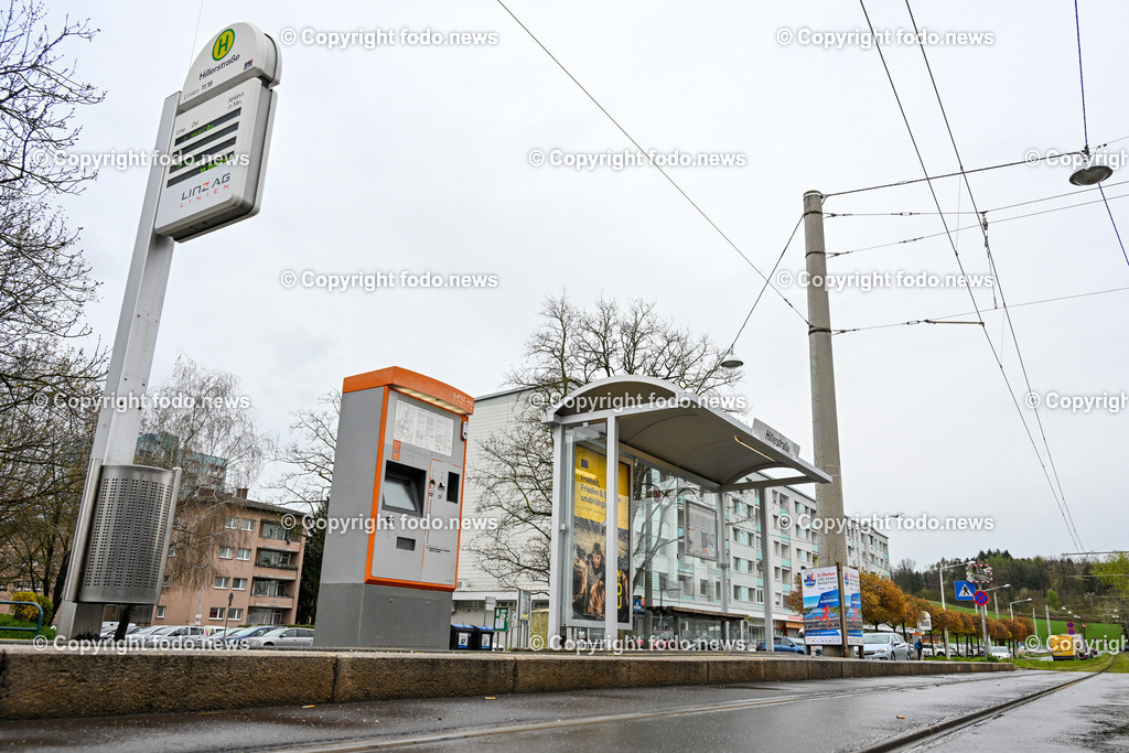 Strassenbahn Ebelsberg_ 13.04.2023-8 | 13.04.2023, Linz, AUT, Strassenbahnhaltestelle Ebelsberg, im Bild Strassenbahn Ebelsberg, Haltestelle verunstaltet