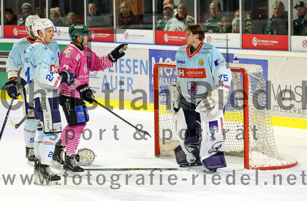 2025-10-05_160_TSV_Erding_gegen_Heilbronner_Falken | Erding, Deutschland, 05.10.2025:Eishockey, Oberliga Süd 2025 / 2026, 6. Spieltag, TSV Erding gegen Heilbronner Falken, Endergebnis: 3:1Corey Mapes (Heilbronner Falken, #24), Louis Trattner (Erding Gladiators, #7), Torwart Franz Jokinen (Heilbronner Falken, #75)Foto: Christian Riedel / fotografie-riedel.net