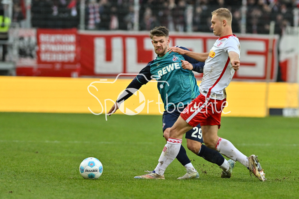 SSV Jahn Regensburg - 1. FC Köln | Im Duell Jan Uwe THIELMANN (1. FC Koeln 29) und Louis BREUNING (SSV Jahn Regensburg 16) / Zweikampf / 2. Bundesliga: SSV Jahn Regensburg - 1. FC Koen, Jahnstadion am 08.12.2024