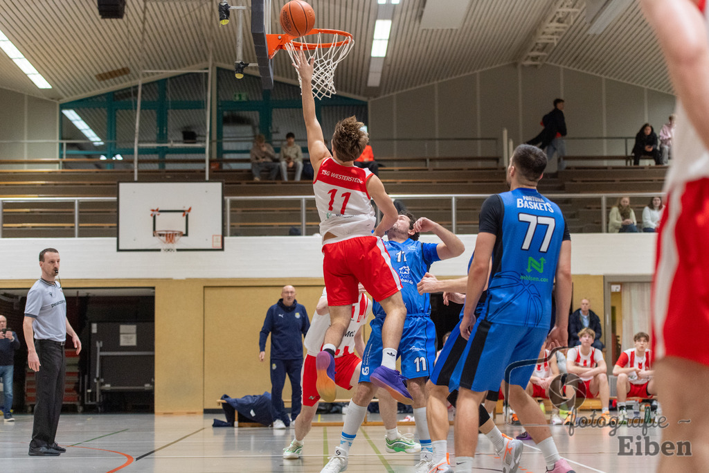 TSG Westerstede-Fortuna Logabirum | Basketball 2. Regionalliga; TSG Westerstede 2 (weiß)- Fortuna Logabirum (blau) am 12.12.2025 in Westerstede (Hössensportzentrum), Photo: Philip Eiben 2025 - Realisiert mit Pictrs.com