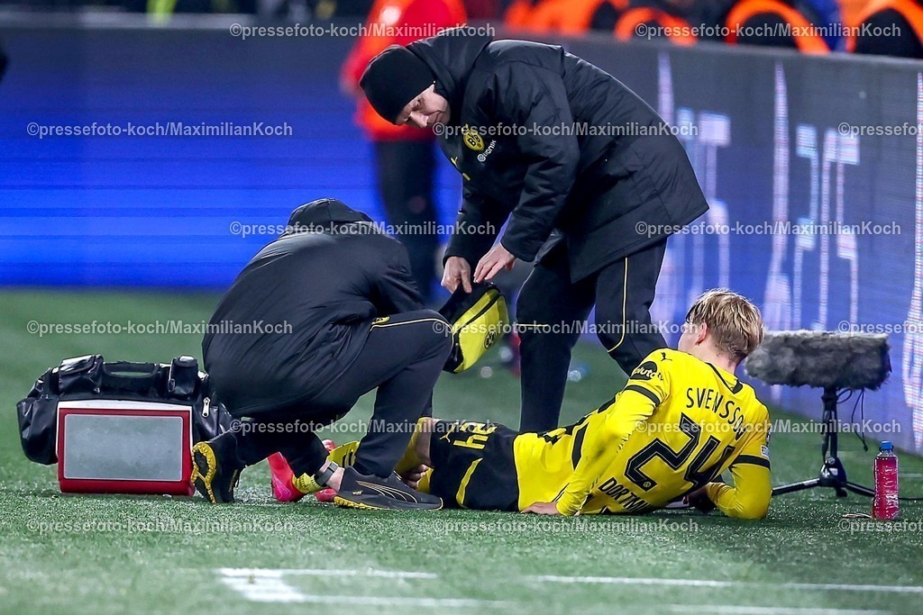 UCL04032501064 | 04.03.2025, Fußball, UEFA Champions League, Borussia Dortmund - OSC Lille, Signal Iduna Park, Runde der 16, Saison 2024 2025: Daniel Svensson (BVB #24) liegt verletzt mit Schmerzen auf dem Spielfeld und muss medizinisch versorgt werden