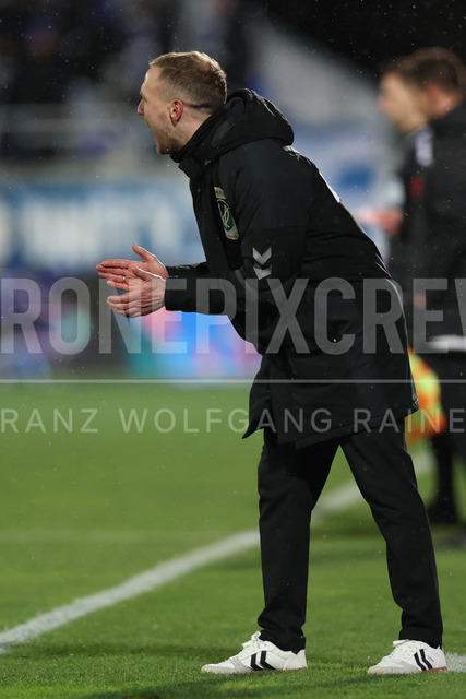 TSV Egger Glas Hartberg vs SV Oberbank Ried – Austrian Bundesliga Match | The image shows headcoach Maximilian Senft (Ried) have emotions, at the Bundesliga match TSV Hartberg vs SV Ried at Profertil Arena Hartberg. 22.11.2025