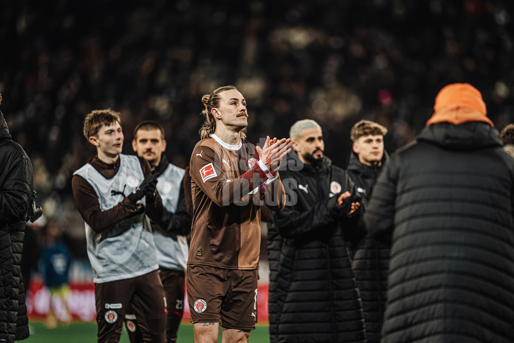 Fußball | Männer | Saison 2024/2025  | Fußball-Bundesliga | 26. Spieltag | FC St. Pauli vs. TSG Hoffenheim | 14.03.2025 | Jackson Irvine (#7, FC St. Pauli) applaudiert den Fans nach dem Spiel