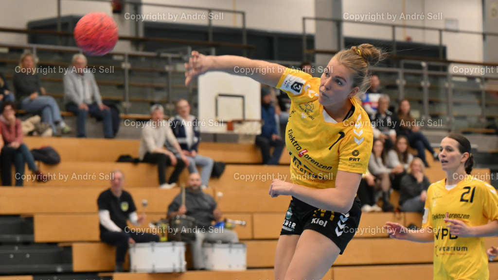 TSV Altenholz vs Berliner TSC | Jenny Janczek (TSVA #7) &amp; Helena Thielmann (TSVA #21) - Handball 3. Liga Nord Frauen 2024/2025 / TSV Altenholz vs Berliner TSC / Edgar-Meschkat-Halle / Altenholz / 02.11.24 - Realisiert mit Pictrs.com