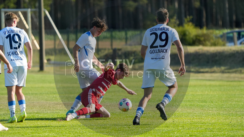 Fußball, Herren, Freundschaftsspiel, Testspiel, SG 1910 Woltersdorf vs. FSV 63 Luckenwalde, Freitag 20.06.2025, Sportplatz Woltersdorf, | Fußball, Herren, Freundschaftsspiel, Testspiel, SG 1910 Woltersdorf vs. FSV 63 Luckenwalde, Freitag 20.06.2025, Sportplatz Woltersdorf, Im Bild: v.l. Fritz Schröder, Max Hathaway und Simon Gollnack vom FSV 63 Luckenwalde. - Realisiert mit Pictrs.com