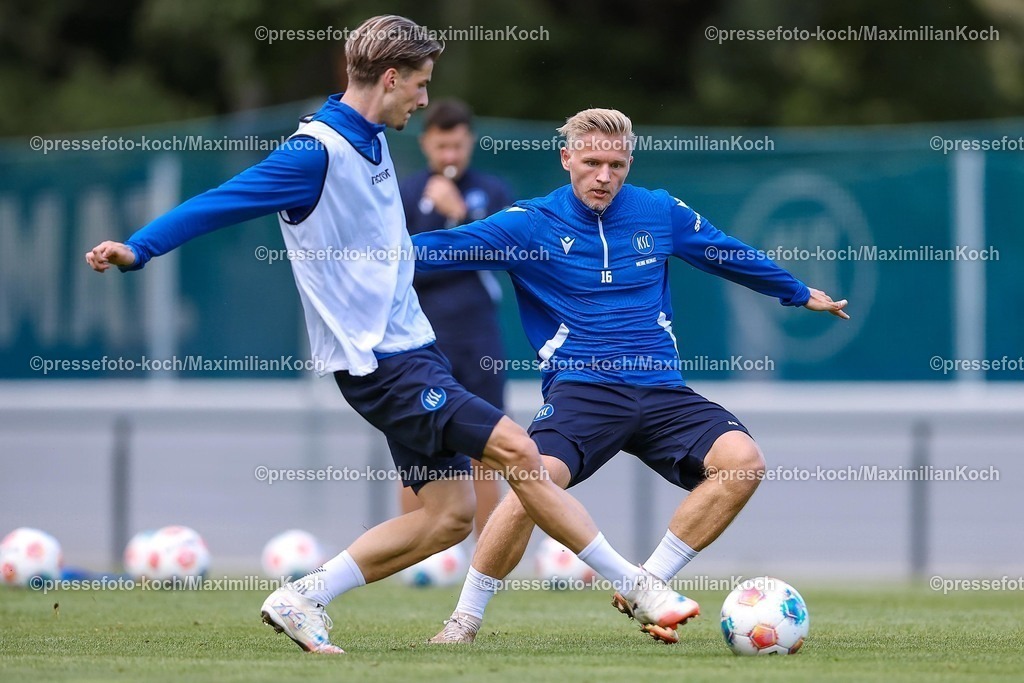 KSC02092502136 | 02.09.2025, Fußball, Training Karlsruher SC, 2. Fußball Bundesliga, Trainingsplatz am BBBank Wildpark Stadion Karlsruhe, Saison 2025 2026: Robert Geller (KSC #35) im Zweikampf gegen  Andreas Müller (KSC #16) 