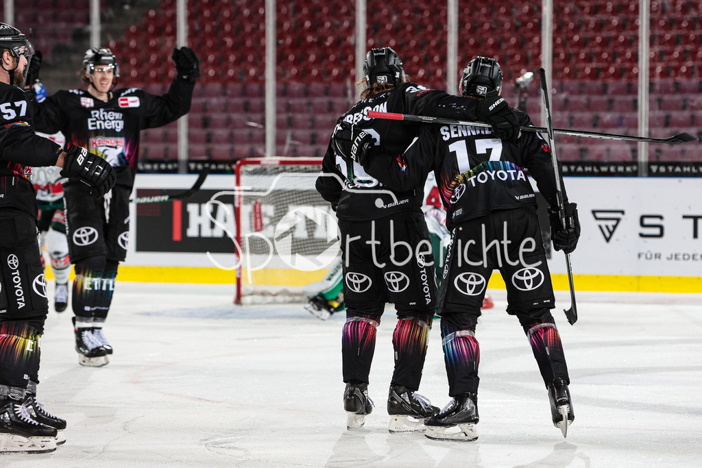 Kölner Haie - Augsburger Panther | die Haie jubeln ueber den Treffer zum 3-2 durch Jan Luca SENNHENN (KEC #17)