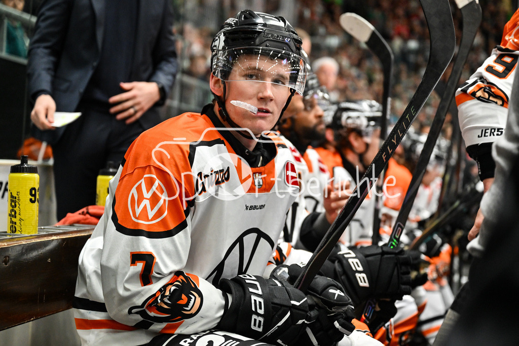 Augsburger Panther - Grizzlys Wolfsburg | AUGSBURG, GERMANY - 15. MARCH: im Bild Jimmy LAMBERT (Grizzlys Wolfsburg 7) / Einzelfoto / Freisteller während dem Match zwischen den Augsburger Panthern und den Grizzlys Wolfsburg am 52. Spieltag der Penny DEL im Curt Frenzel Stadion