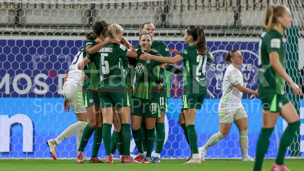 Fussball, Google Pixel Frauen-Bundesliga, VfL Wolfsburg - SV Werder Bremen | Spielerinnen vom VfL Wolfsburg mit Torjubel, Jubel, jubeln, jubelt, optimistisch, Spielszene, Highlight, Freude über das Tor zum 2:0, DIE DFB-RICHTLINIEN UNTERSAGEN JEGLICHE NUTZUNG VON FOTOS ALS SEQUENZBILDER UND/ODER VIDEOÄHNLICHE FOTOSTRECKEN. DFB REGULATIONS PROHIBIT ANY USE OF PHOTOGRAPHS AS IMAGE SEQUENCES AND/OR QUASI-VIDEO.