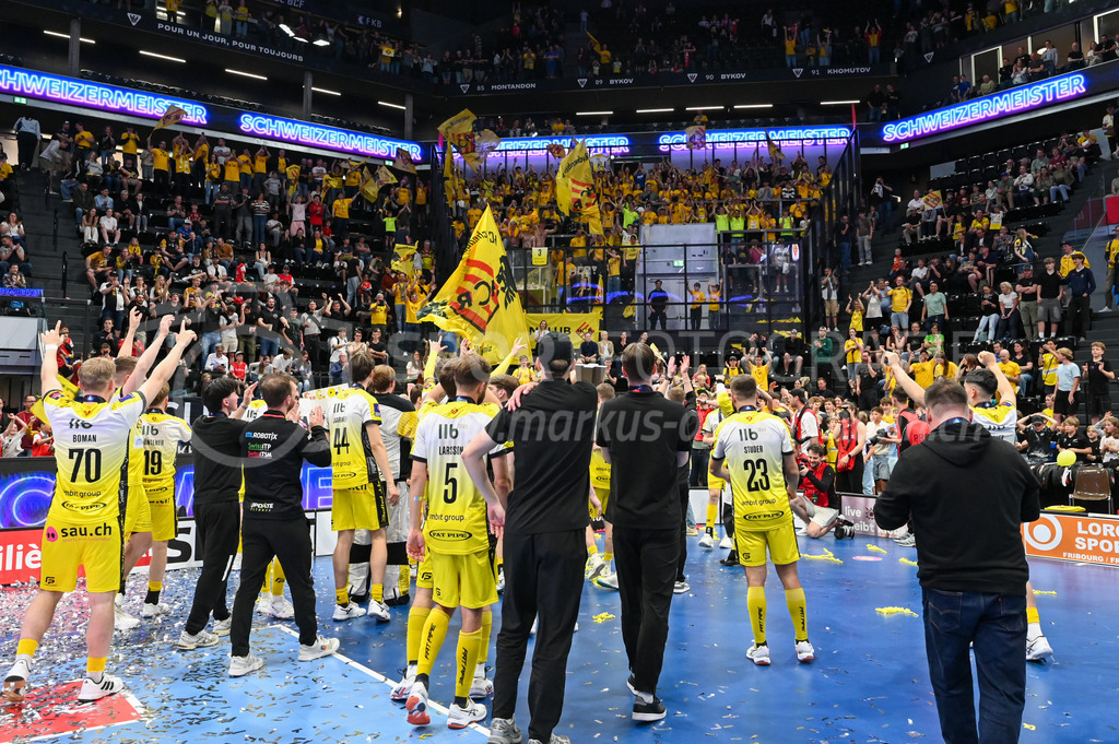 Zug United - HC Rychenberg - 25. April 2026 | Die HCR-Spieler bedanken sich bei ihren Fans für die grossartige Unterstützung am L-UPL Superfinal-Spiel zwischen Zug United und HC Rychenberg am 25. April 2026 in der BCF Arena, Fribourg, Schweiz.Bild: Sportfotografie Markus Aeschimann | www.markus-aeschimann.ch - Realized with Pictrs.com