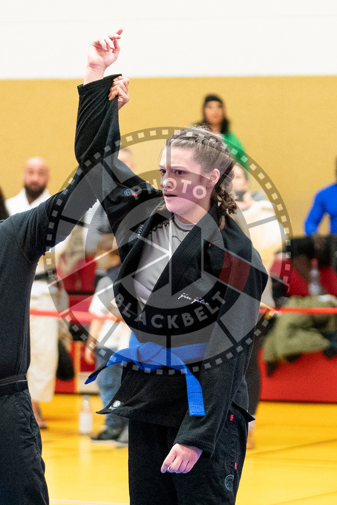 20231118PBB10127-2 | Fighters compete during the AJP Tour 600 Frankfurt Championship in Frankfurt/Main, Germany, on November 18, 2023.