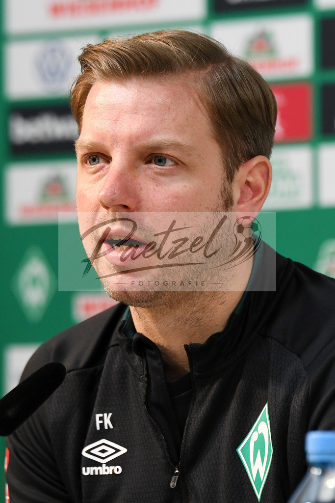 20200303_PKWBRE_0021 | Fussball, Herren: Trainer Florian Kohfeldt (SV Werder Bremen) schaut waehrend der Pressekonferenz des SV Werder Bremen im Presseraum des wohninvest Weserstadion am 03.03.2020 in Bremen, Deutschland. - Realisiert mit Pictrs.com