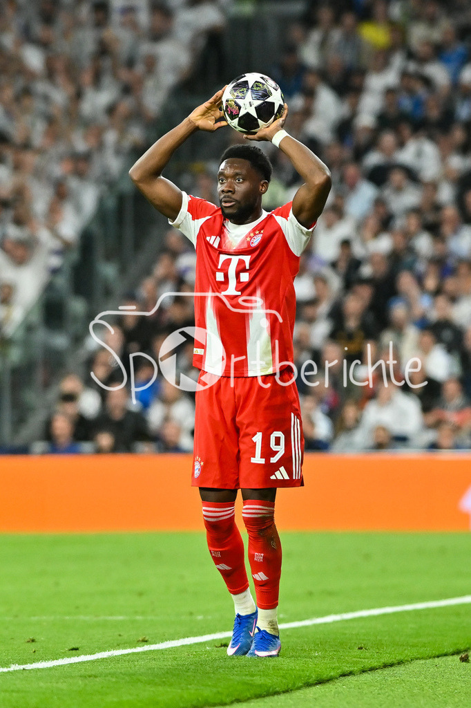 Real Madrid - FC Bayern München | MADRID, SPAIN - 07. APRIL: with Ball Alphonso DAVIES (FC Bayern Munich 19) during the UEFA Champions League match between Real Madrid vs. FC Bayern Munich on Quarterfinal first leg at Estadio Santiago Bernabeu