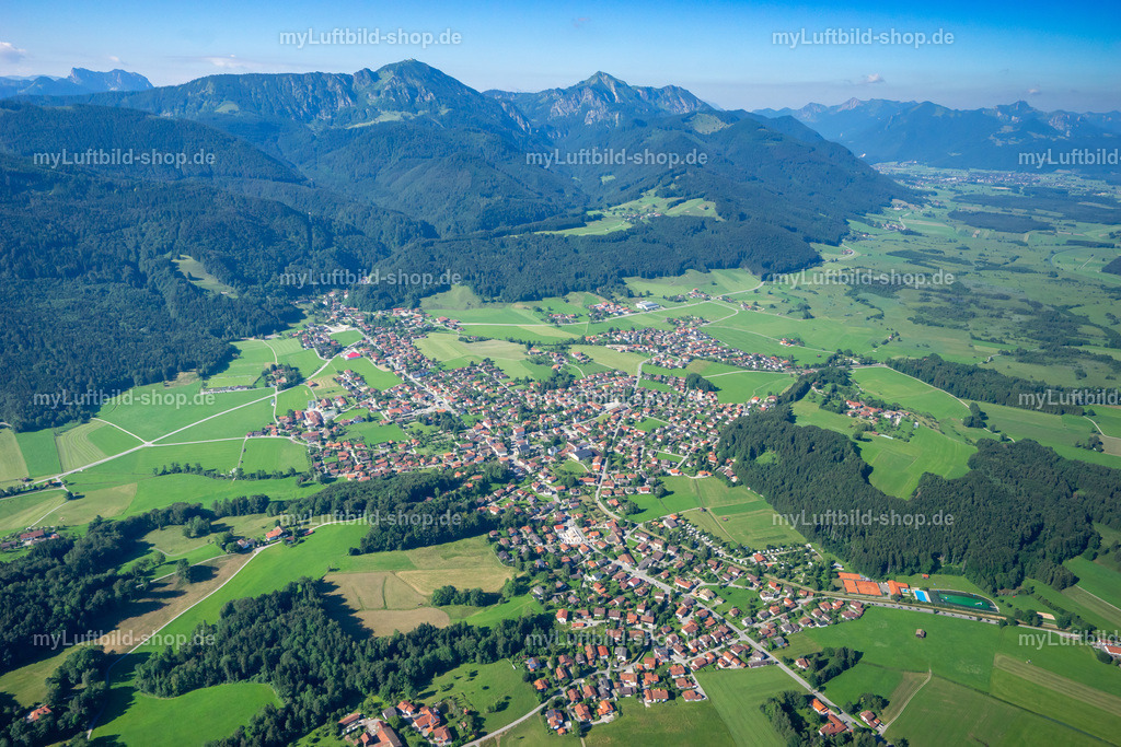 luftbild-bergen-chiemgau-bruno-kapeller-2 | Blick aus der Luft auf Bergen im Chiemgau mit Ortskern und Kirche, im Hintergrund Hochfelln, Hochgern und die Chiemgauer Alpen. Aufgenommen im Juli 2016. - Realisiert mit Pictrs.com