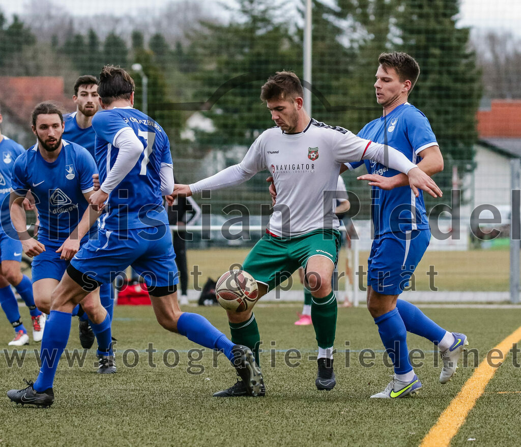 2024-02-17_039_FC_Schwaig_gegen_SV_Kranzberg | Marzling, Deutschland, 17.02.2024:
Fußball, Landesliga Südost 2023 / 2024, Testspiel, FC Schwaig gegen SV Kranzberg, Endergebnis: 4:1

Levi Peis (SV Kranzberg, #7), Raffael Ascher (FC Schwaig, #9), Thomas Schredl (SV Kranzberg, #5)

Foto: Christian Riedel / fotografie-riedel.net