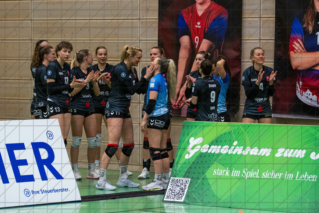 2. VBLF Nord 25/26 | Spiel 4113 | VC Osnabrück vs. SFF Bonn | Einlauf und Vorstellung von SSF Bonn. //  21.03.26: 2. VBLF Nord 25/26 | Spiel 4113 | VC Osnabrück vs. SFF Bonn / Osnabrück / Deutschland  //   CREDIT:www.bullenfotos.de, Martin König, Hörner Weg 40, D-49078 Osnabrück, +4917663732967 // Nutzung und Weitergabe nur zu den vereinbarten Zwecken. Presseanfragen an Ersteller. Alle Rechte beim Ersteller. Honorierung nach MFM. - Realisiert mit Pictrs.com
