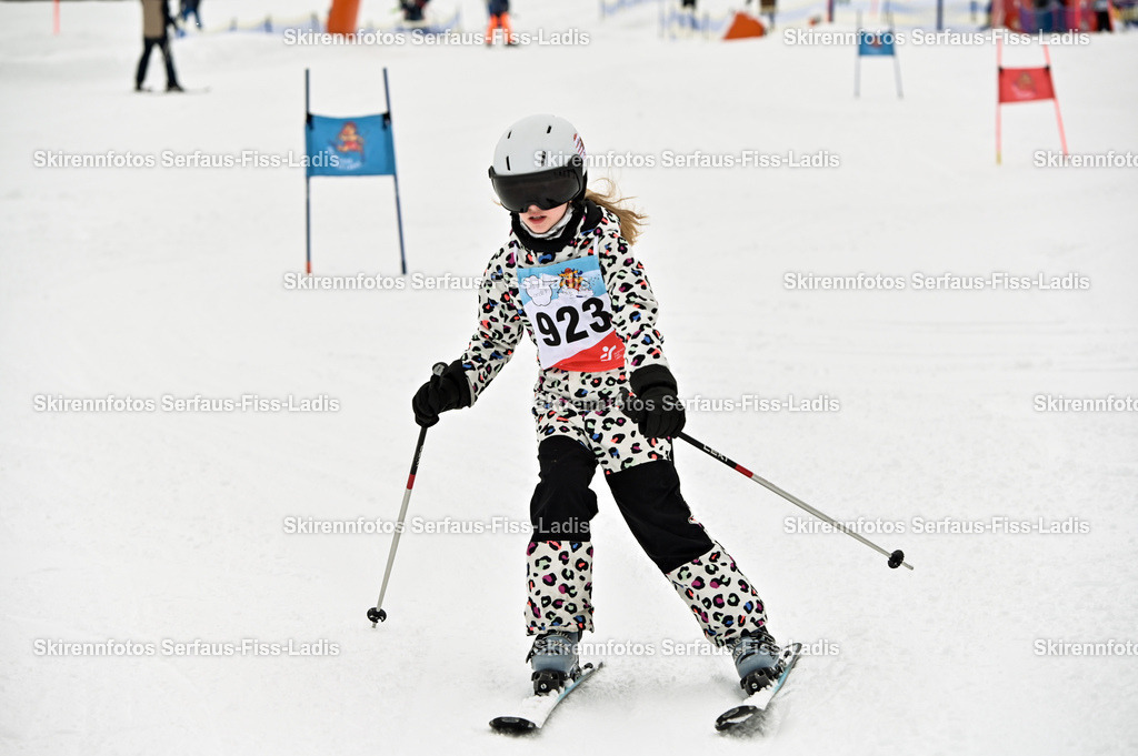 SRF_20.02.2026_1226 | Skirennfotos,Serfaus,Fiss,Ladis,Kinderskirennen,Winter,Tirol,Oberland,skirace,SFL,feelfree,weil wir's genießen,ski,Ski,skifahren,Sonnenplateau, - Realisiert mit Pictrs.com
