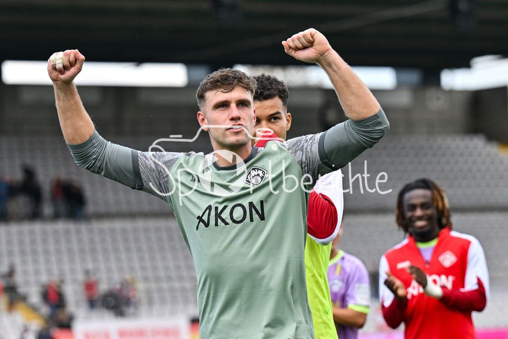 FC Bayern Amateure - FC Würzburger Kickers | Jubel der Kickers nach dem Sieg in München / Johann HIPPER (Würzburger Kickers 1) / Regionalliga Bayern: FC Bayern Amateure - FC Würzburger Kickers; Grünwalder Stadion am 27.09.2025