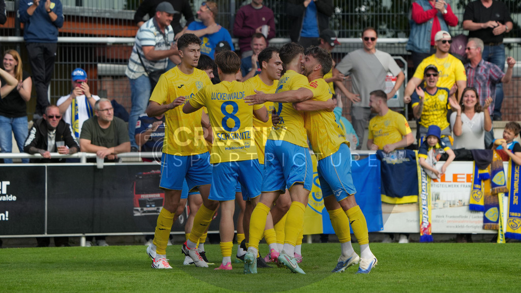 Fußball, Herren, Saison 2025/2026, Regionalliga Nordost, 10. Spieltag, FSV 63 Luckenwalde vs. BSG Chemie Leipzig, Samstag 27.09.2025, Werner-Seelenbinder-Stadion Luckenwalde, | Fußball, Herren, Saison 2025/2026, Regionalliga Nordost, 10. Spieltag, FSV 63 Luckenwalde vs. BSG Chemie Leipzig, Samstag 27.09.2025, Werner-Seelenbinder-Stadion Luckenwalde, Im Bild: Großer Jubel beim FSV 63 Luckenwalde nach dem Siegtor. - Realisiert mit Pictrs.com