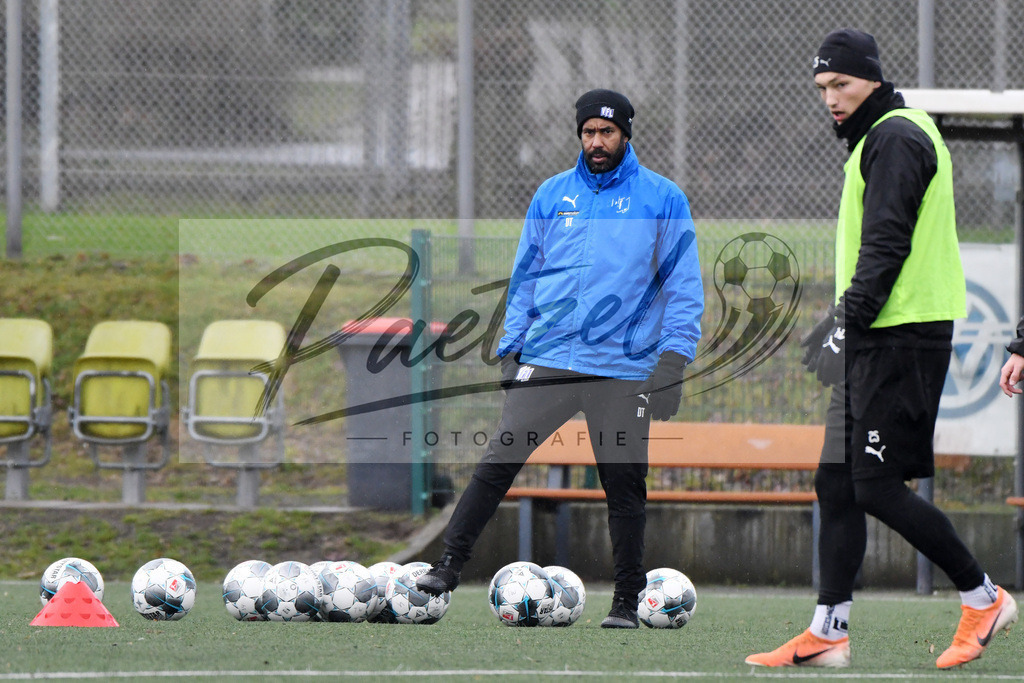20200203_TRAOSN_0044 | Fußball, Herren: Trainer Daniel Thioune (VfL Osnabrueck) schaut waehrend der Trainingseinheit des VfL Osnabrueck im Sportpark Illoshoehe am 03.02.2020 in Osnabrueck, Deutschland. - Realisiert mit Pictrs.com