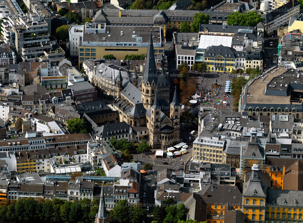 3196167 | Bonner Münster, auch Münsterbasilika genannt, ist die romanische, katholische Hauptkirche in Bonn und ein Wahrzeichen der Stadt