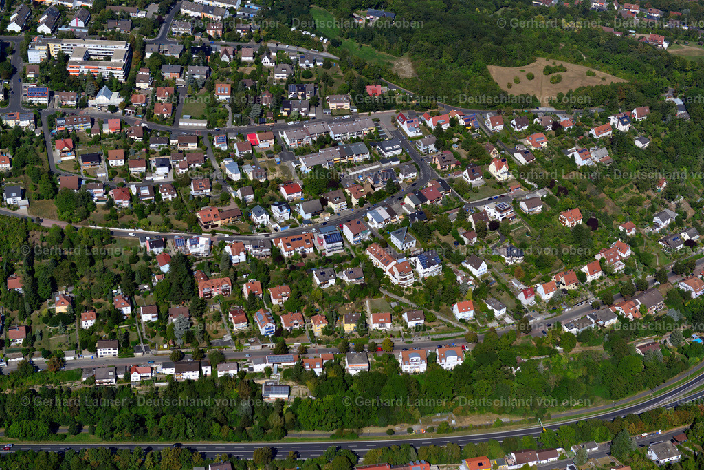 3650657 | Höchberg 13.09.2016 Wohngebiet - Mischbebauung der Mehr- und Einfamilienhaussiedlung  in Höchberg im Bundesland Bayern, Deutschland // Residential area - mixed development of a multi-family housing estate and single-family housing estate  in Höchberg in the state Bavaria, Germany Foto: Gerhard Launer