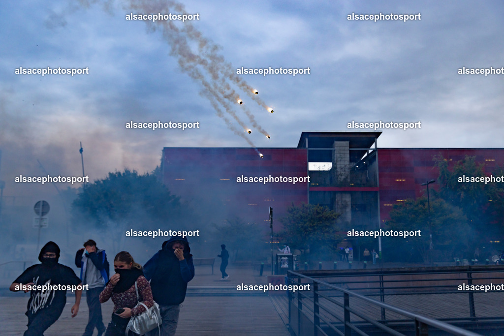 9L6A5480 | centaines d’étudiants ont organisé une manifestation spontanée, souvent qualifiée de « manifestation sauvage », qui a traversé différents quartiers de Strasbourg. La manifestation a été marquée par des affrontements entre les manifestants et la police alors que les étudiants défilaient dans la ville dans le cadre d’une journée de mobilisation nationale concernant les conditions d’éducation et le budget de l’Éducation nationale pour 2027. - Realisiert mit Pictrs.com