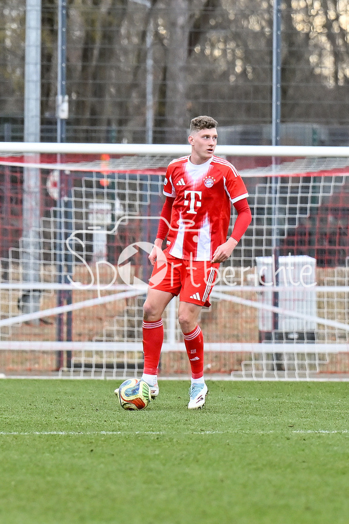 FC Bayern Amateure - Stuttgarter Kickers | MUNICH, GERMANY - 07. FEBRUARY: am Ball David HEINDL (FC Bayern München II 4) / Einzelfoto / Freisteller während dem Testspiel zwischen den Amateuren des FC Bayern und den Stuttgarter Kickers am FC Bayern Campus